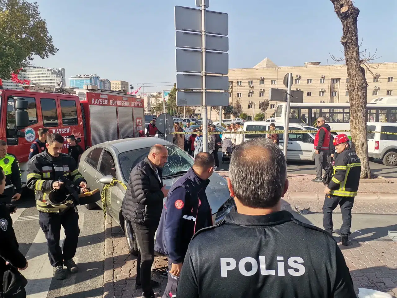 Sürücü Kontrolü Kaybetti: Kayseri'de Otomobil Yayaların Arasına Girdi