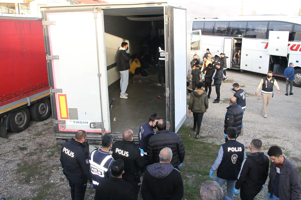 Emniyetin Dikkati Ortaya Çıkardı! Dorseden 28 Kaçak Göçmen Çıktı