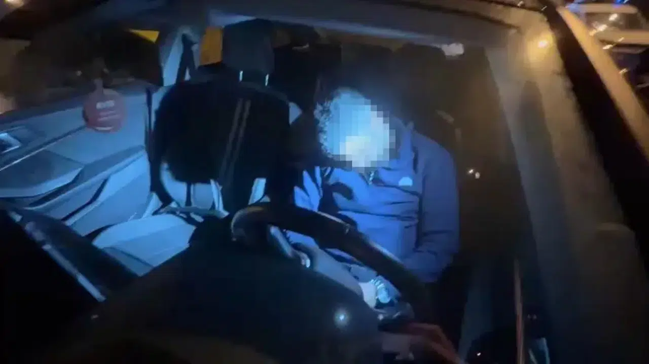 Sürücü Direksiyon Başında Sızdı: Kapılar Cam Kırılarak Açıldı