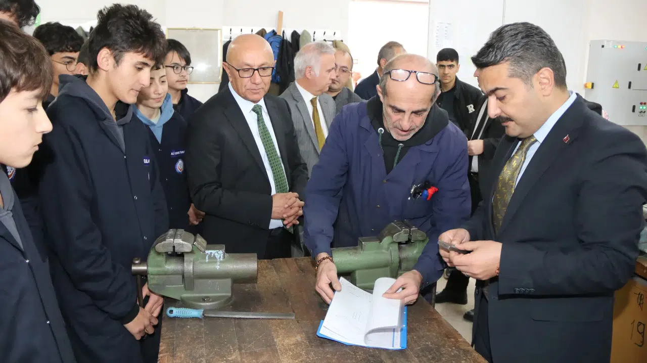 Mesleki eğitime yakın takip: Atölyeleri gezdi