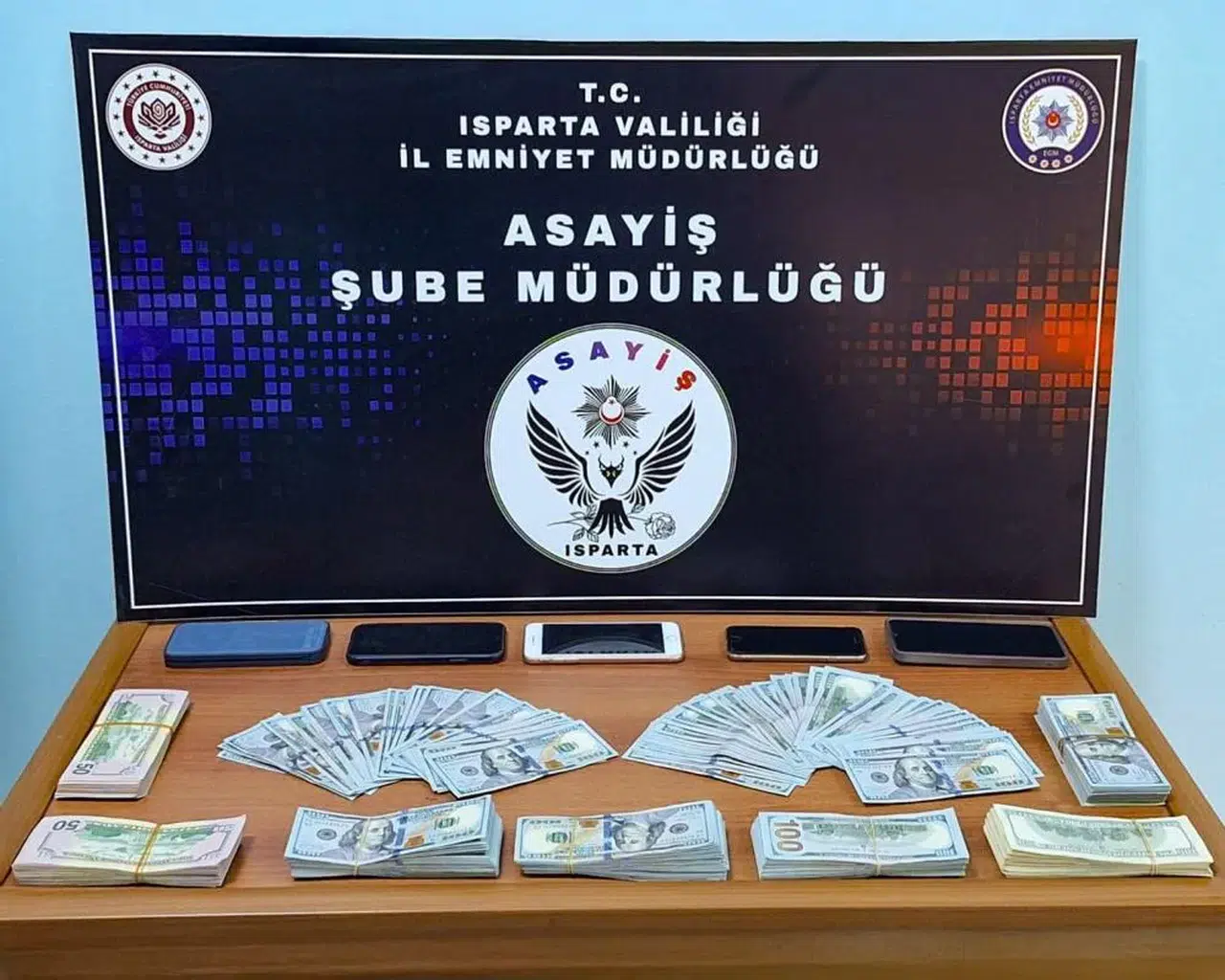 Polis olduklarını söyleyip ev sattırdılar! Milyonluk dolandırıcılık yaptılar