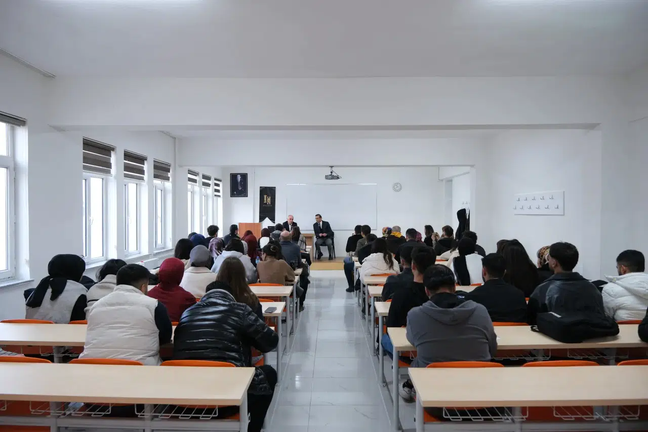 Hukuk Fakültesinde tarih ve hukuk tartışıldı