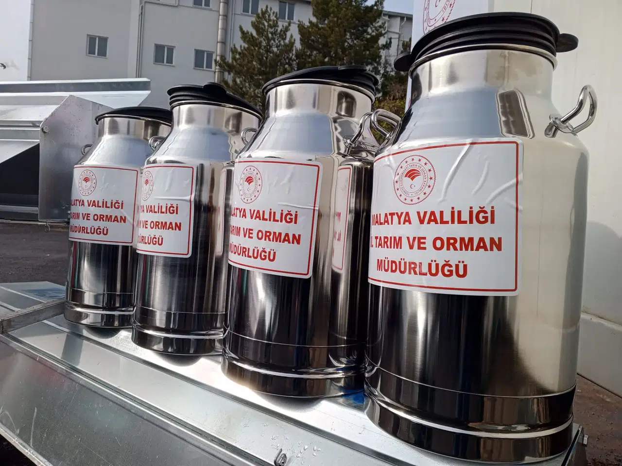 Hayvan Yetiştiricilerine Çoban Evi ve Akıllı Yemlik Desteği