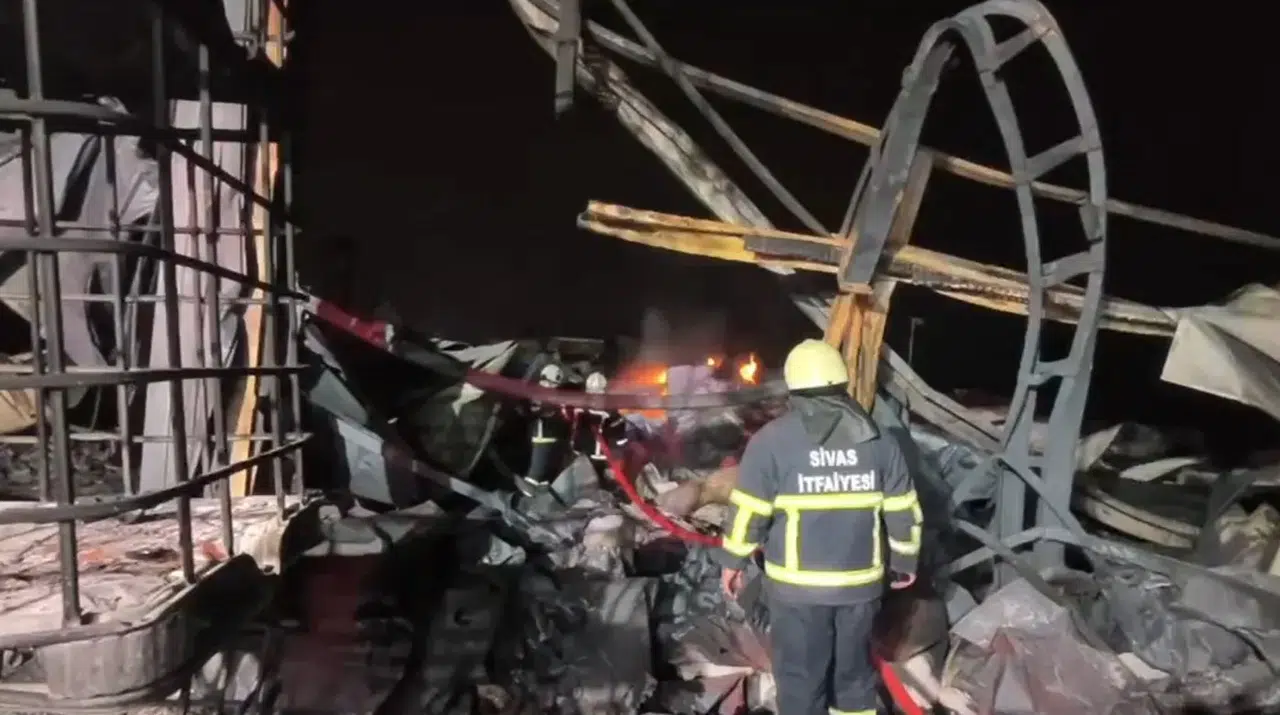 Sivas Ekipleri Kırıkkale Kimya Fabrikası Yangınına Destek Verdi