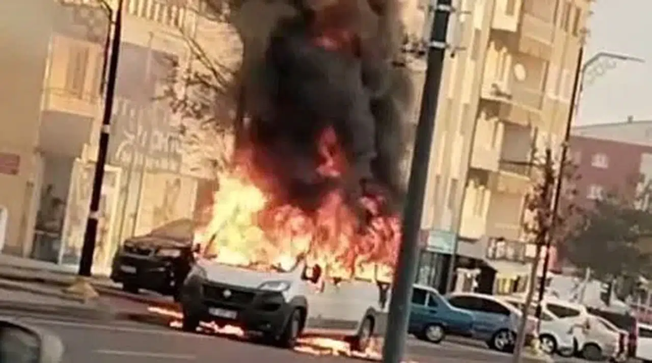 Okul Servisi Alev Aldı: Facia Kıl Payı Önlenirken, Sürücü Kahroldu