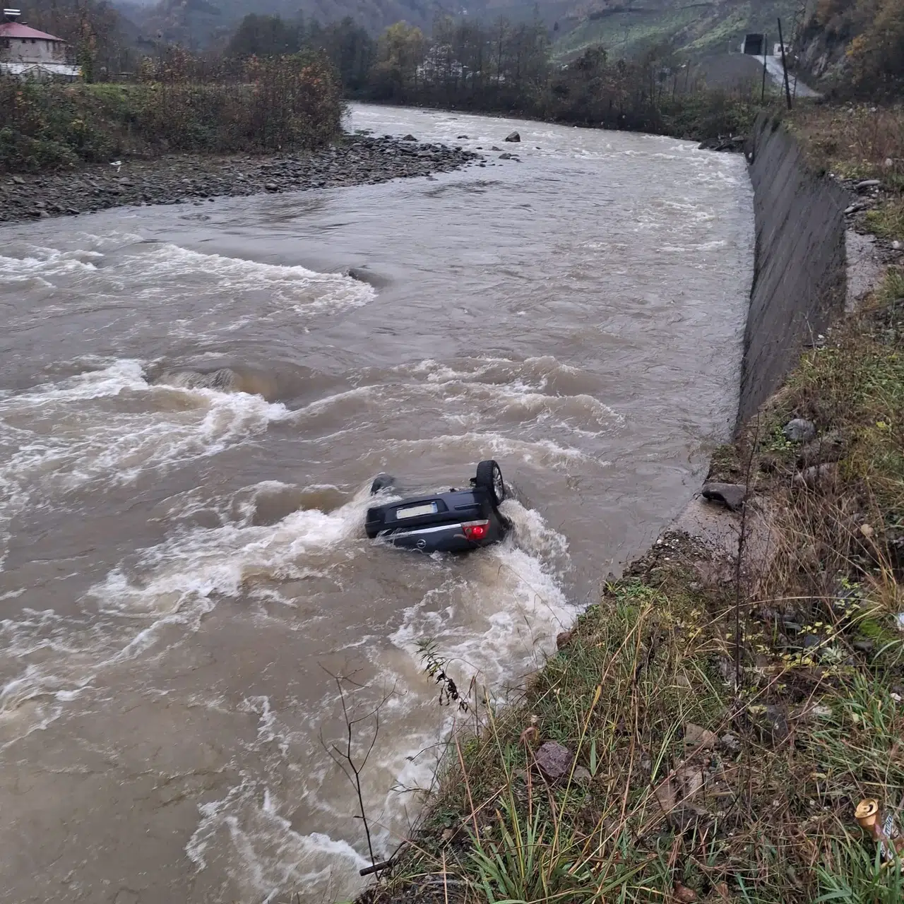 Kontrolden çıkan araç bir anda dereye uçtu! 2 kişi can verdi