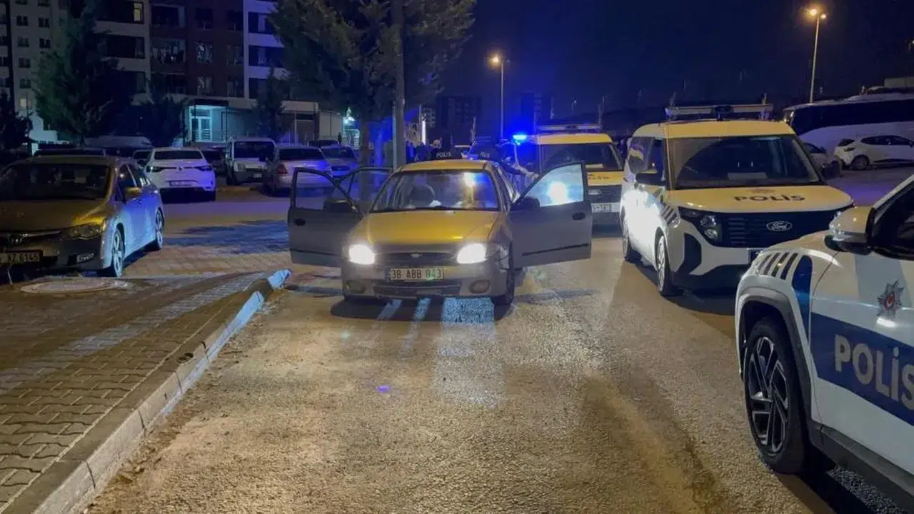 ‘Dur’ İhtarına Uymayan Sürücü Polise Çarptı