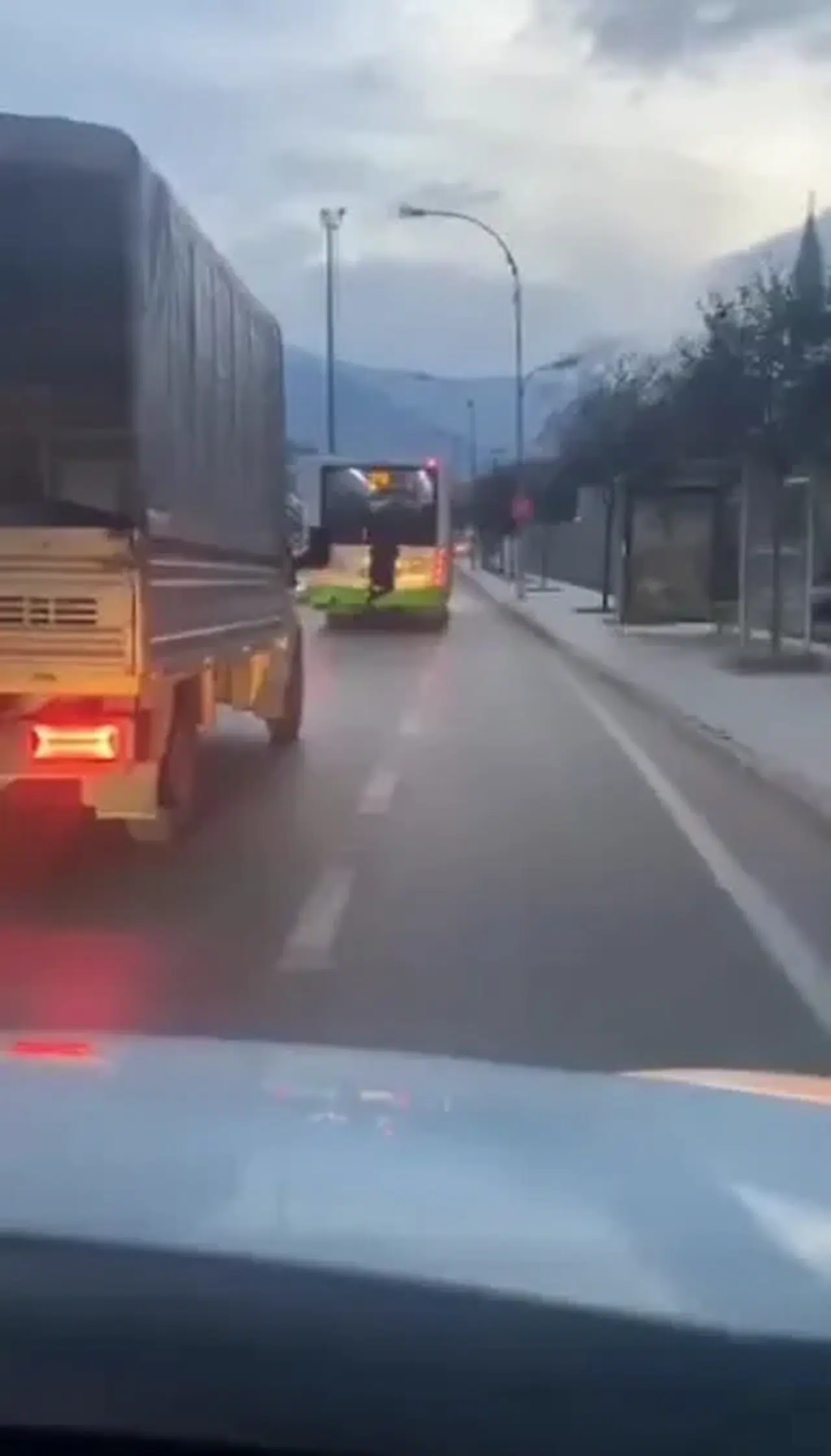 Bursa’da trafikte akıl almaz anlar! Otobüsün arkasında tehlikeli yolculuk kameraya yansıdı