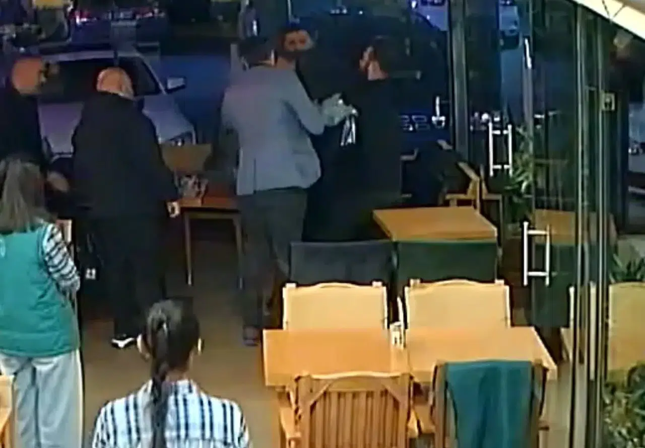 Bir Yudum Çay Az Kalsın Hayatına Mal Oluyordu: Heimlich Kurtardı!