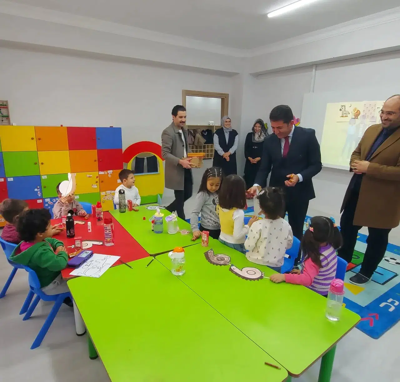 Çocukların neşesine ortak olan ziyaret