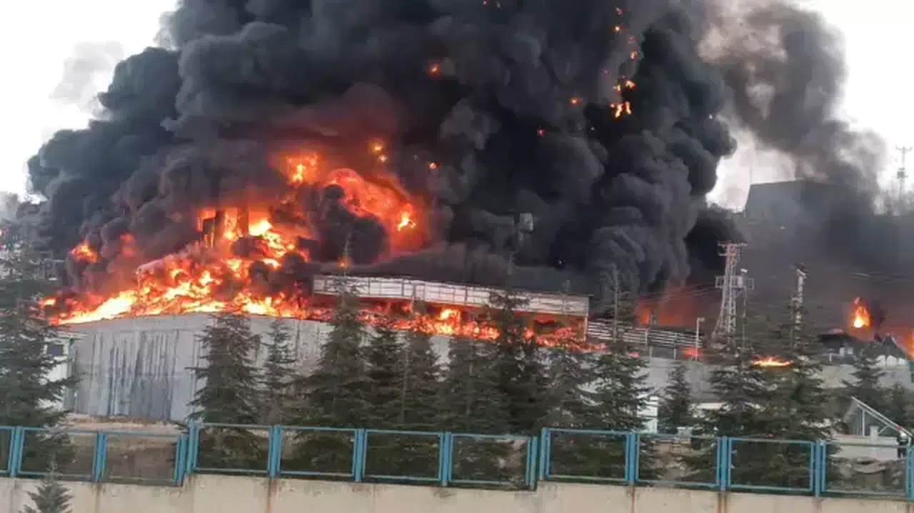 Kimya fabrikasında yangın! Patlama sesleri duyuluyor, dumanlar şehri kapladı