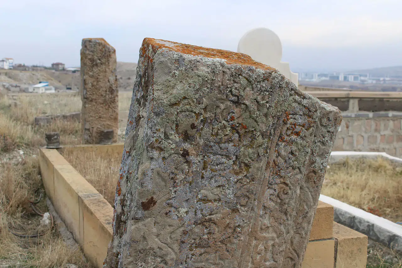 Mezar Taşlarındaki Tarihi Sır Ne? ÇEKÜL'ü Harekete Geçirdi!