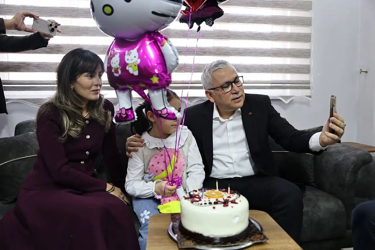 Vali Şimşek'ten Minik Gökçe'ye Duygulandıran Sürpriz Ziyaret
