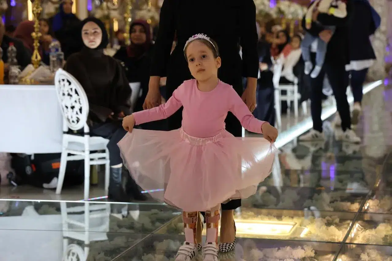 SMA Teşhisi Konulan Asya, Sahneye Çıkarak Bale Yaptı