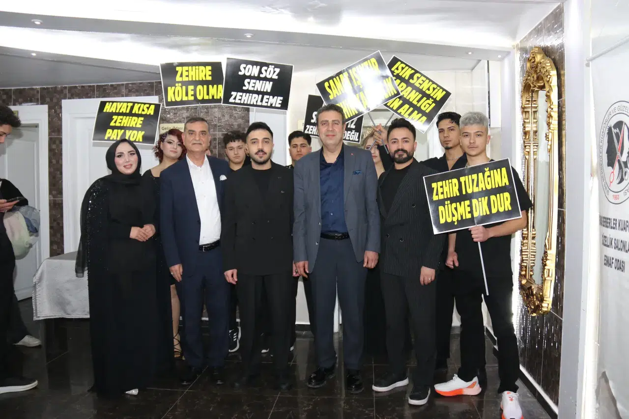 Makaslarını Bıraktılar, Sahneye Çıktılar: Kuaförlerden Uyuşturucuya Net Mesaj