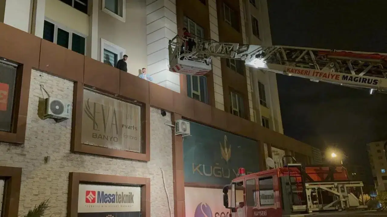 3. Kattan Çarşafla İnen Şahıslar Mahsur Kaldı