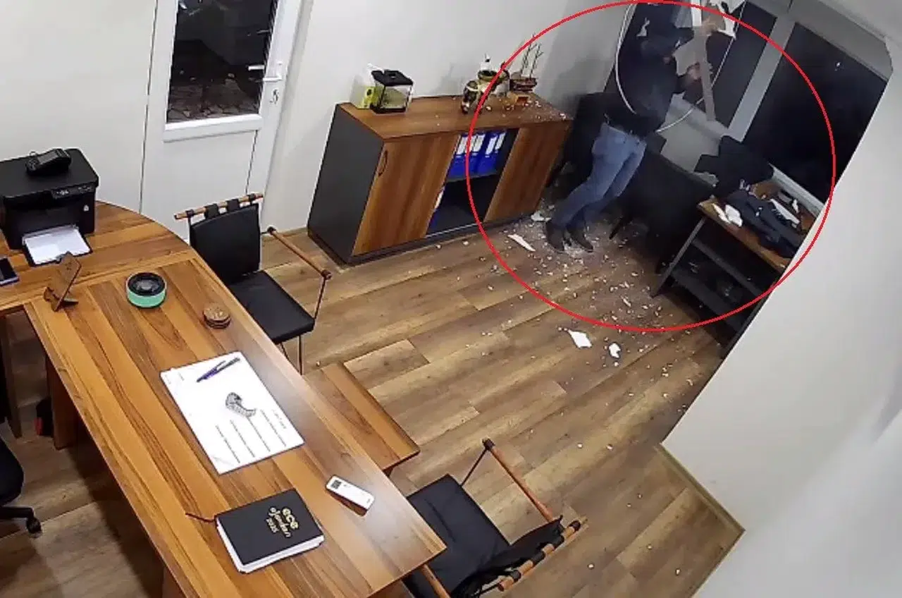 Kartonpiyere Bastı, Tavan Çöktü: O Anlar Kamerada!