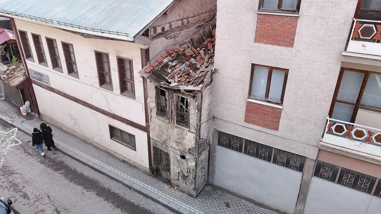 Sivas'ın Unutulmuş Hali: İki Yapı Arasındaki Metruk Evin Hikayesi