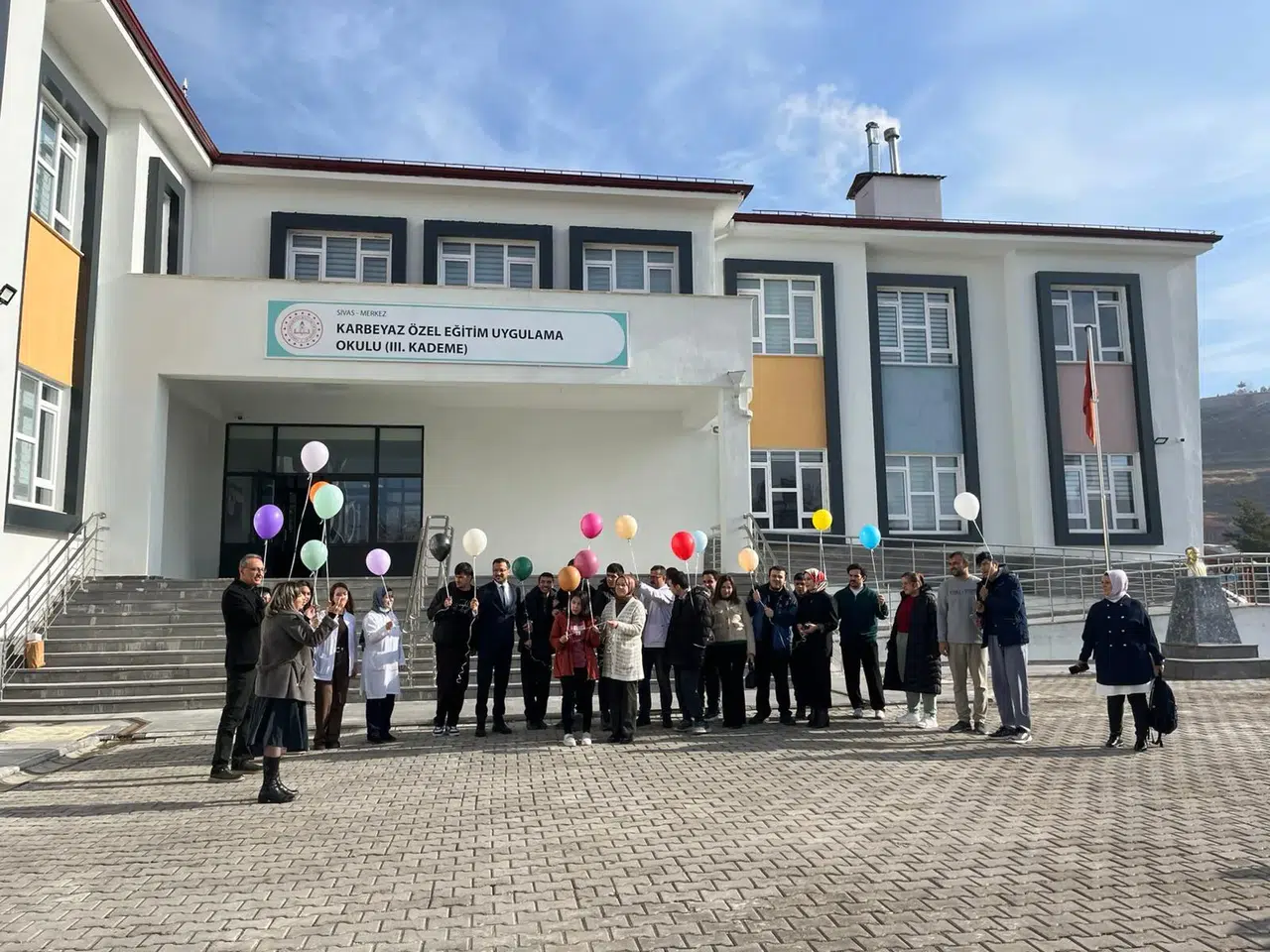 Öğrenciler Engeli Deneyimledi: Tekerlekli Sandalye ve Göz Bandı Parkurları