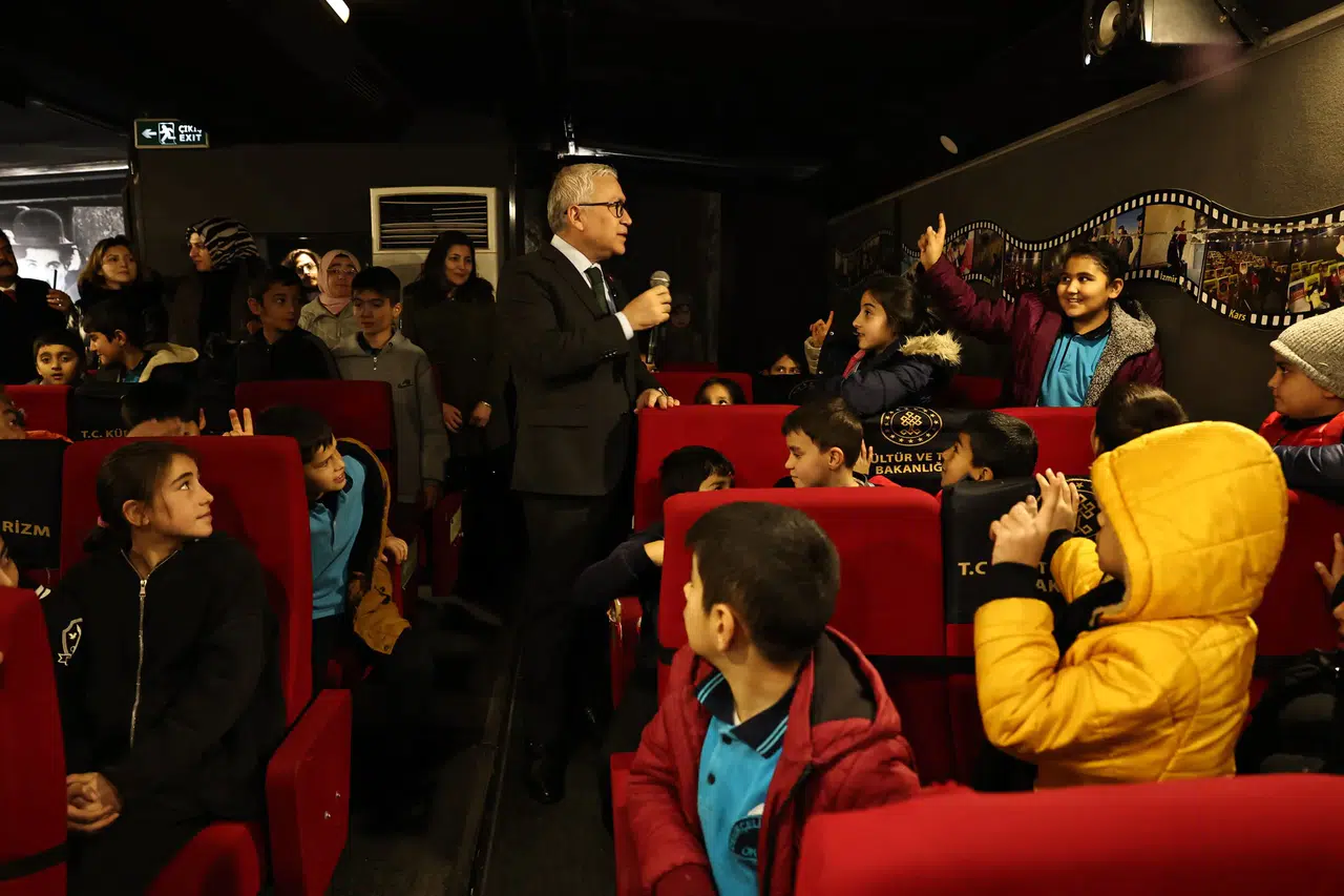 Minik Sinemaseverler Sinema TIR’ı ile Eğlendi