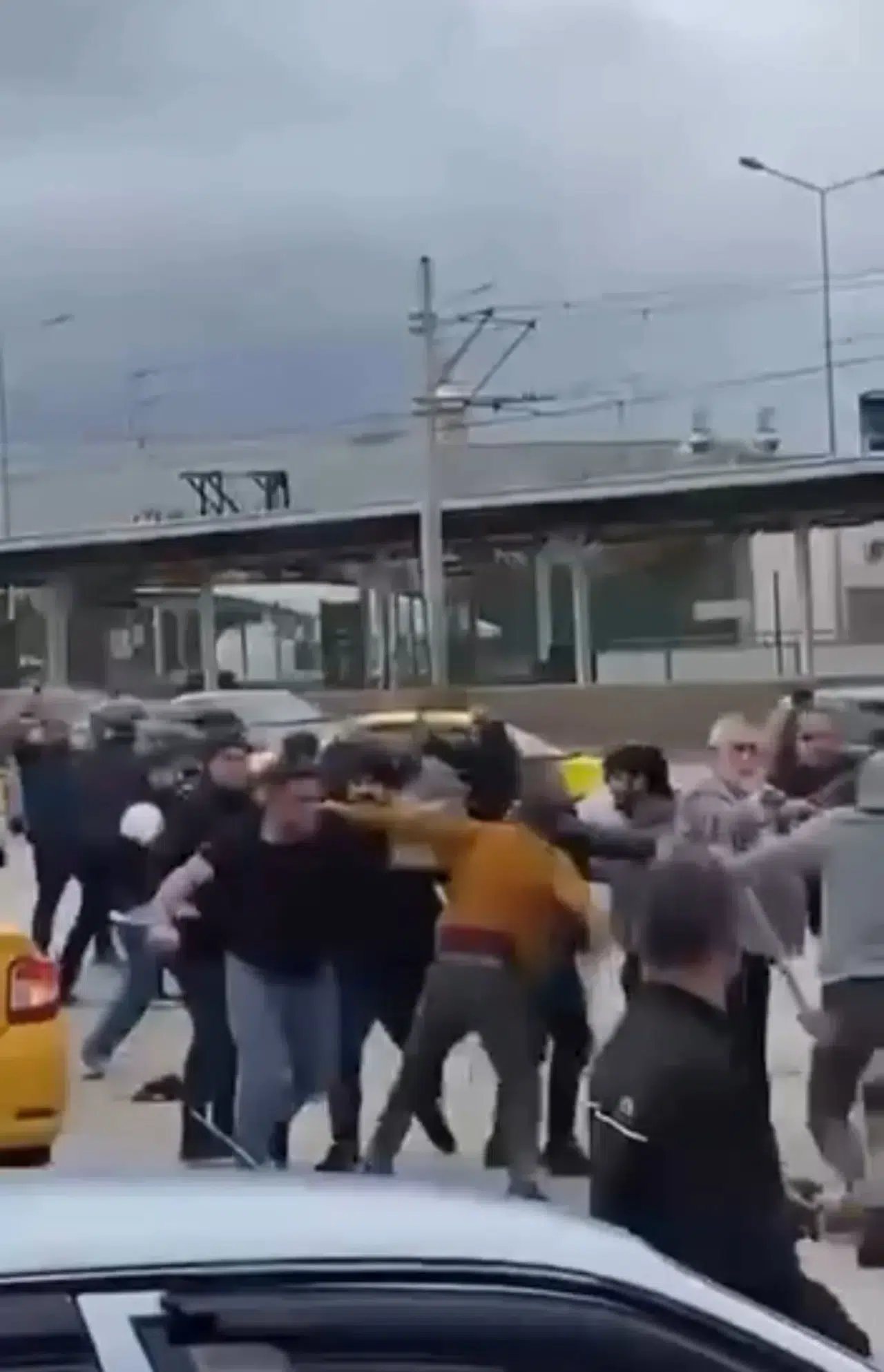 Husumetlilerin Sokak Savaşı: Sopalar ve Kasklar Havada Uçuştu!