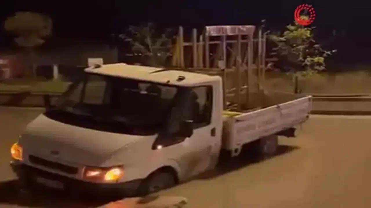 Kazı Çalışması Sonrası Yağmur, Kamyoneti Yolda Mahsur Bıraktı