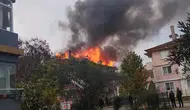 Çatıyı saran alevler gökyüzünü kararttı! Korku dolu dakikalar