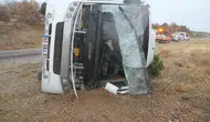 Kaygan yolda facia! Servis devrildi çok sayıda yaralı var