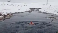 Kar Yağarken 13 Derece Tuzlu Suda Yüzdü: Görenler Şaşkına Döndü
