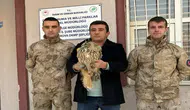 Nesli tükenmekte olan baykuş jandarmanın şefkatiyle kurtarıldı!