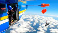 Havada kabus! Paraşüt uçağa takıldı, 4600 metrede asılı kaldı