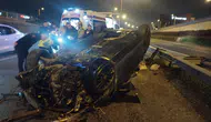 Üsküdar'da feci kaza! Otomobil bariyerlere çarpıp takla attı