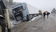 Kar yağışı felaketi getirdi! Bolu-Nallıhan yolunda tır şarampole uçtu
