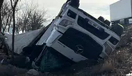 Konya'da feci kaza! Şarampole devrilen araçtan yaralılar çıkarıldı