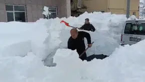 Rekor Kar Yağışı Evler Kar Altında Kayboldu: Tam 1,5 Metre!