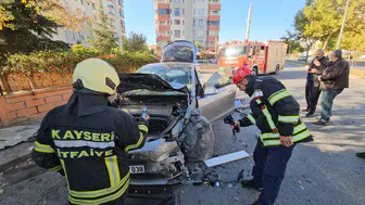 Hız Denemesi Pahalıya Patladı: Lüks Tesla Duvar ve Kamyona Çarptı