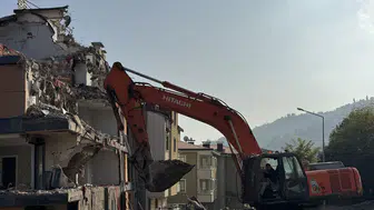 Ordu'da Zemin Kayması: Eğilen 5 Katlı Bina Yıkılıyor