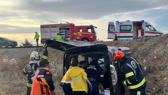 Tavas’ta dehşet anları! Otomobil yoldan fırlayıp tarlaya çakıldı
