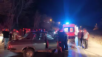 Adana'da dehşet anı! Otomobiller kafa kafaya çarpıştı