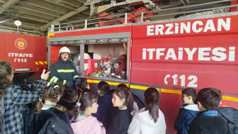 Erzincan Gazi İlkokulu Öğrencileri İtfaiyede! Eğlenerek Öğrendiler