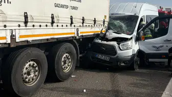 Gaziantep'te dehşet anı! Minibüs tıra arkadan çarptı