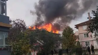 Çatıyı saran alevler gökyüzüne sardı! Korku dolu dakikalar