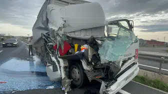 Hurdaya dönen kamyonetten mucizevi bir şekilde kurtuldu!