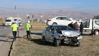 Gemerek Etlik Kavşağında Trafik Kazası: 3 Yaralı