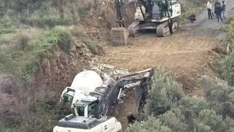 Kaygan zeminde feci devrilme: Beton mikseri yola kapandı