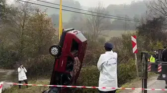 Bartın'da yağışlı yolda dehşet! Otomobil dereye uçtu