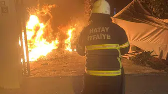 Park halindeki otomobil bir anda alev topuna döndü! Mahalle şoke oldu