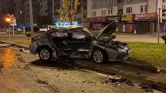 Kayseri’de bulvarda şiddetli çarpışma! Gecenin sessizliği bir anda bozuldu