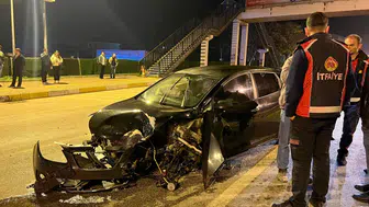 Osmaneli’nde feci kaza! Otomobil üst geçit direğine çarptı