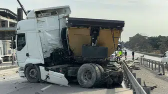 Arnavutköy’de kamyonlar birbirine girdi! Yol savaş alanına döndü